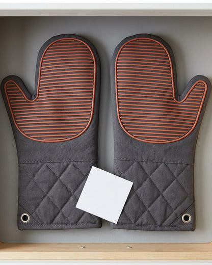 Ytkfv Ridged Silicone-Surface Oven Mitt Pair Charcoal Terracotta 14 Inch - Lifestyle view